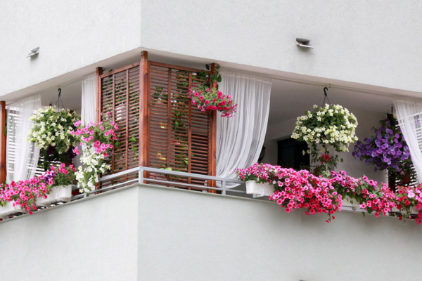 Bí mật tạo nên ban công nhỏ gọn đẹp và ấn tượng cho nhà phố ban công nhà phố