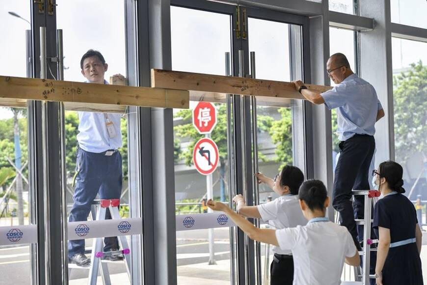 Cách gia cố cửa sổ đúng cách trong mùa bão