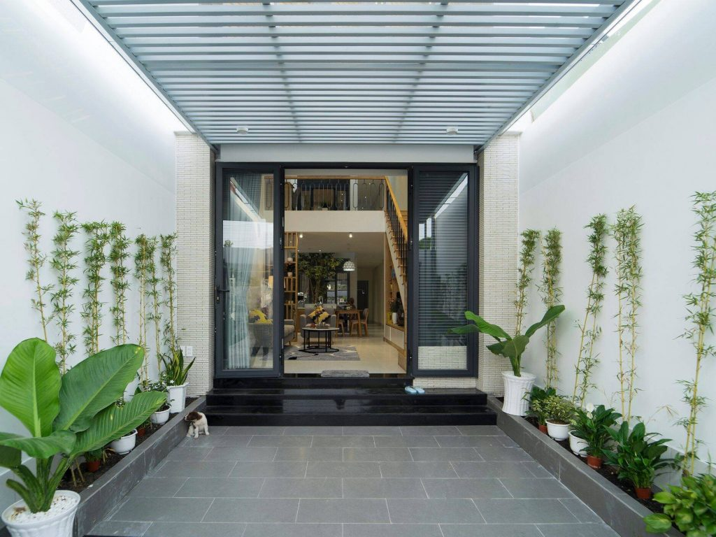 Mẫu 4: Phòng khách nhà ống có vườn tường